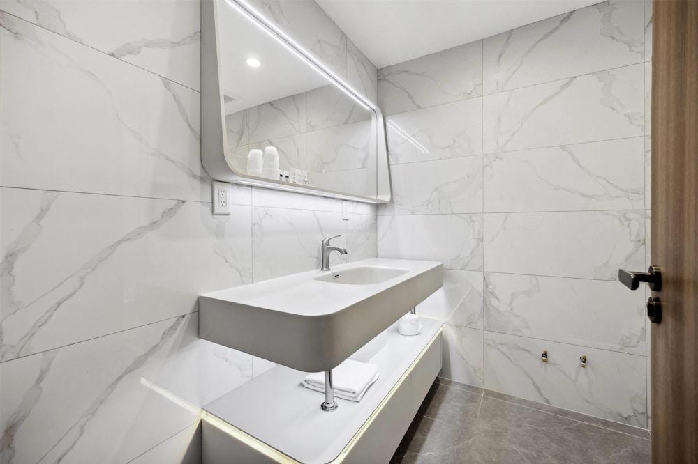 Ramada by Wyndham Flushing Queens - Tap to explore photos