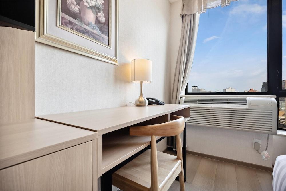 Ramada by Wyndham Flushing Queens - Tap to explore photos