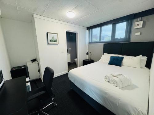 Comfort Hotel East Melbourne Room Type - Deluxe Queen Room