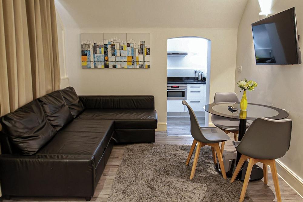 Hyde Park Superior Apartments Room Type - Deluxe Studio, Kitchen (sleeps 3)