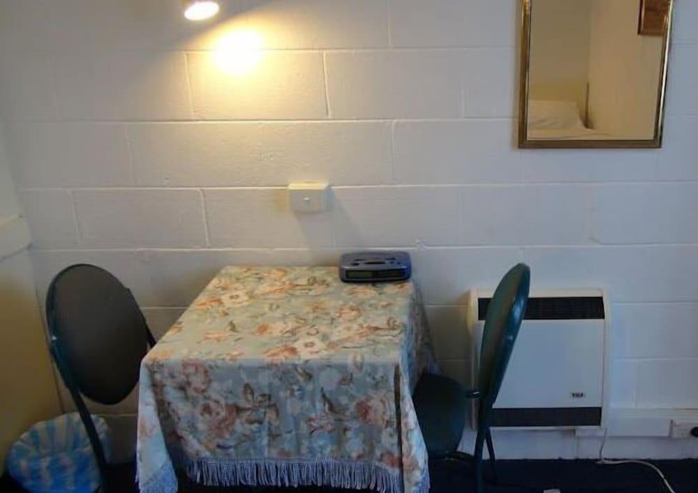 Pathfinder Motel Room Type - Twin Room - with Kitchenette