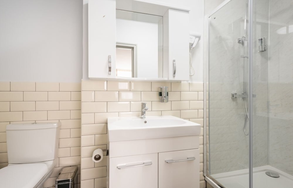 Central Hoxton Shoreditch Room Type - Quadruple Room, Private Bathroom (Quatriple Studio)(1 Double Bed and 2 Twin Beds) Central Hoxton Shoreditch Room Type - Quadruple Room, Private Bathroom (Quatriple Studio)(1 Double Bed and 2 Twin Beds)