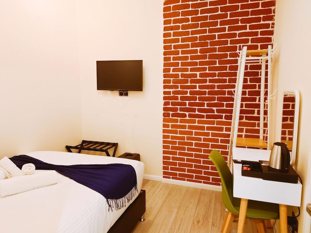 Central Hoxton Shoreditch Room Type - Standard Double Room, Ensuite (Ground Floor No Window) Central Hoxton Shoreditch Room Type - Standard Double Room, Ensuite (Ground Floor No Window)