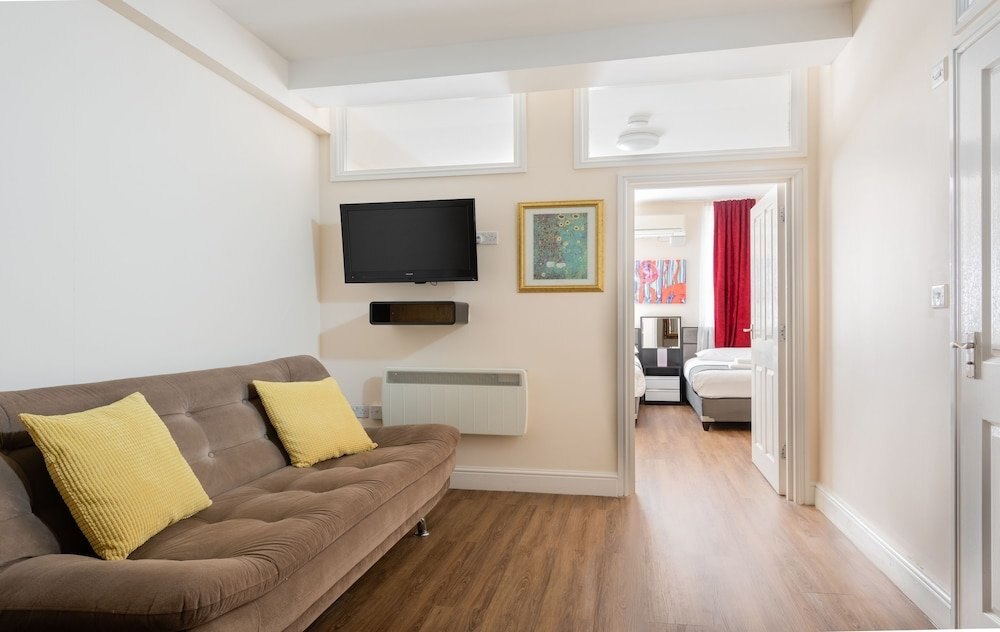 Central Hoxton Shoreditch Room Type - Superior Apartment, Private Bathroom (One-bedroom)(1 Double Bed and 2 Twin Beds) Central Hoxton Shoreditch Room Type - Superior Apartment, Private Bathroom (One-bedroom)(1 Double Bed and 2 Twin Beds)