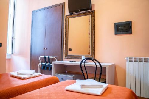 Hotel Ferrarese Roma - Tap to explore photos