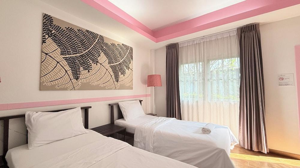 Issara House Bangkok Room Type - Deluxe Twin Room