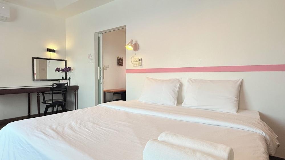 Issara House Bangkok Room Type - Deluxe Double Room