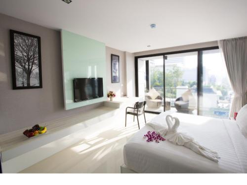 Serenotel Pattaya Beach Front Room Type - Deluxe Double Room with Partial Sea View
