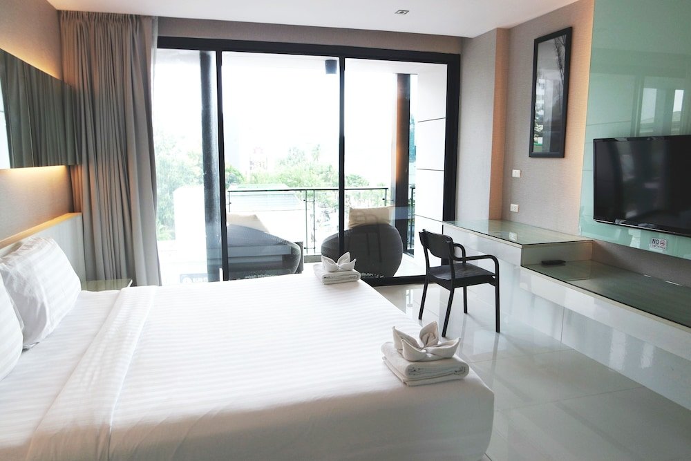 Serenotel Pattaya Beach Front Room Type - Deluxe Side Sea View
