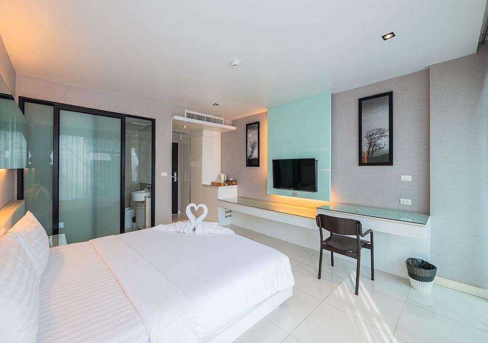 Serenotel Pattaya Beach Front Room Type - Superior Double Room, Balcony Serenotel Pattaya Beach Front Room Type - Superior Double Room, Balcony