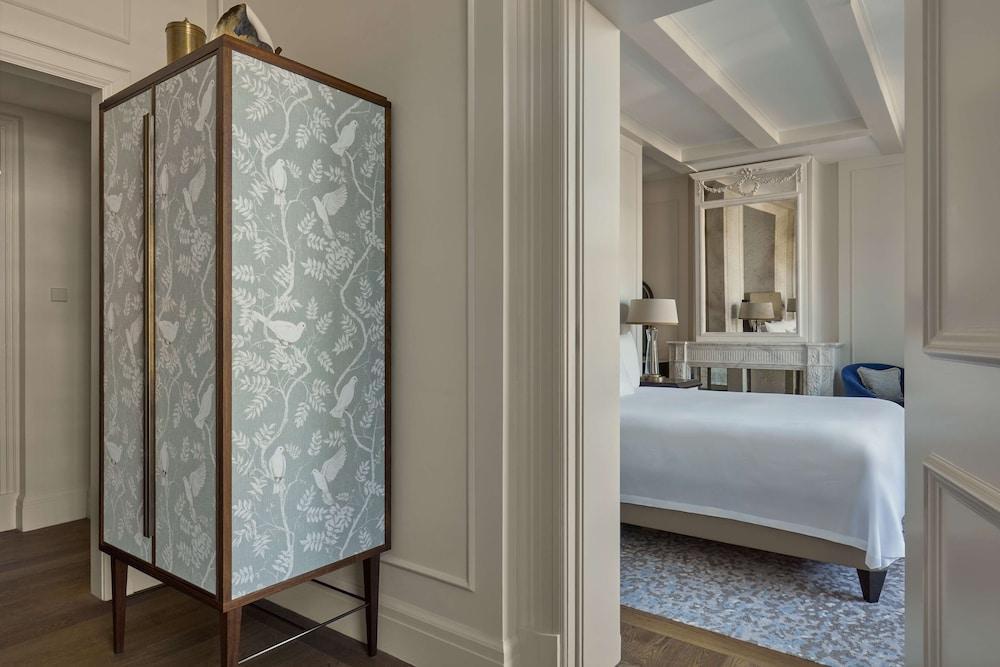 Waldorf Astoria Amsterdam by Hilton Room Type - King One Bedroom Suite, Living Room