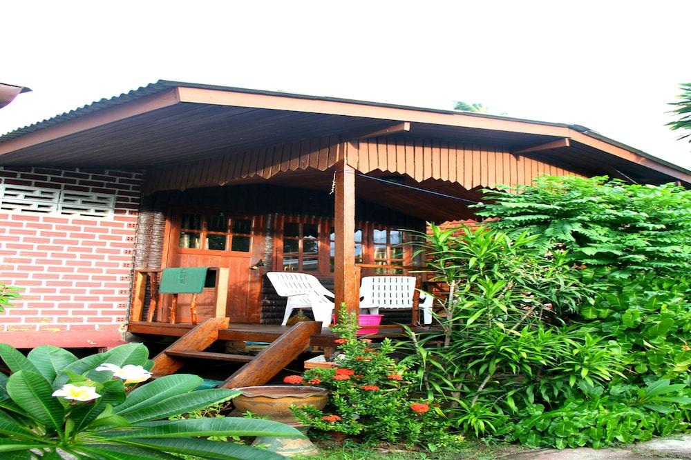 The Boardroom Beach Bungalows - Tap to explore photos