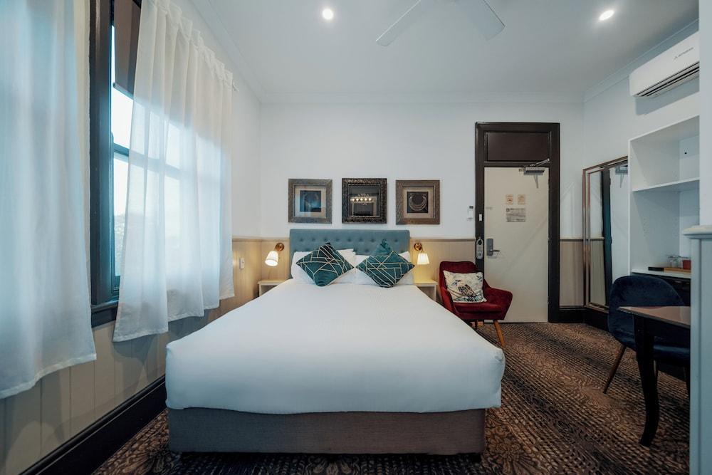 Cremorne Point Manor Room Type - Queen Bay View
