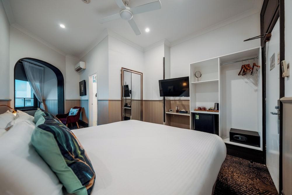 Cremorne Point Manor Room Type - Deluxe King with Harbour View
