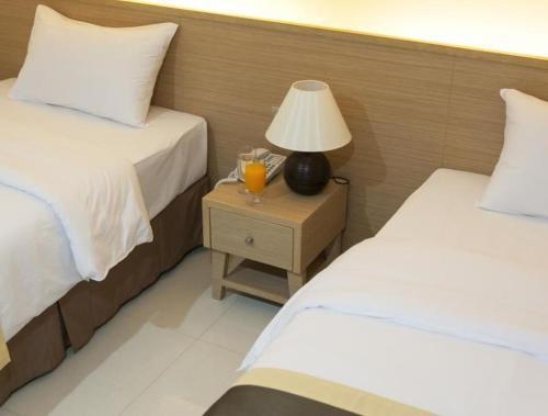 Gateway Hotel Bangkok - Tap to explore photos