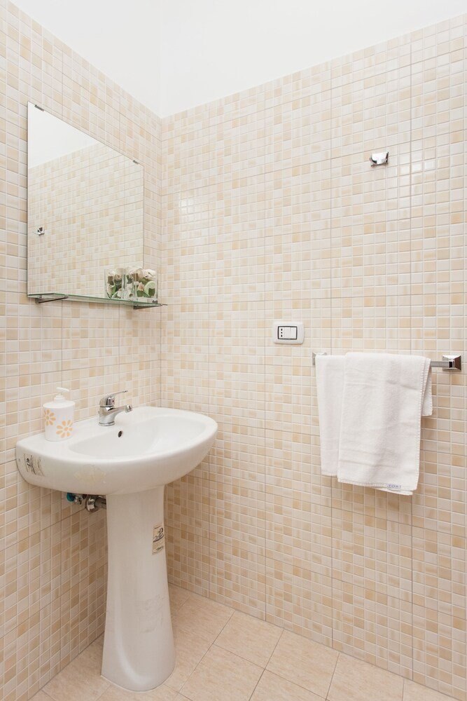 Meltin' Rome Guesthouse - Tap to explore photos
