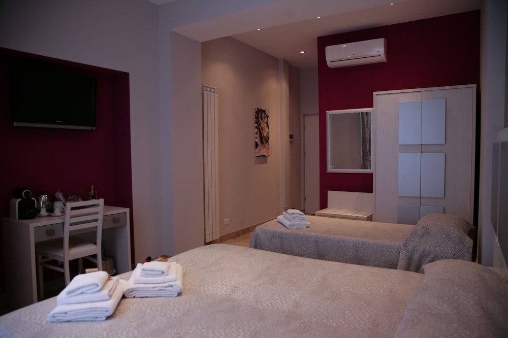 Five Rooms Rome Guesthouse Room Type - Triple Room