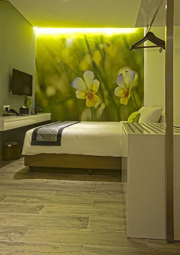 J8 Hotel Room Type - Superior Gold Queen room 