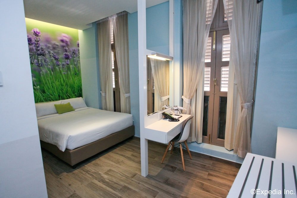 J8 Hotel Room Type - Deluxe Gold Queen room