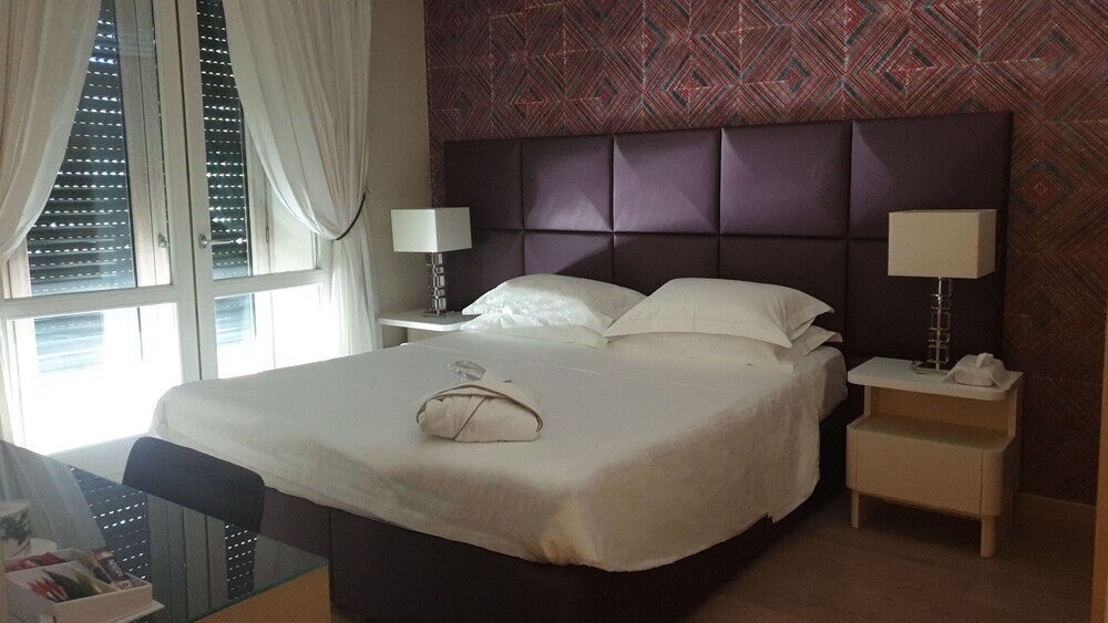 Augustana House Room Type - Superior Room, 1 King Bed, Non Smoking, Balcony (Annex Building-Lungotevere Marzio n.3) Augustana House Room Type - Superior Room, 1 King Bed, Non Smoking, Balcony (Annex Building-Lungotevere Marzio n.3)