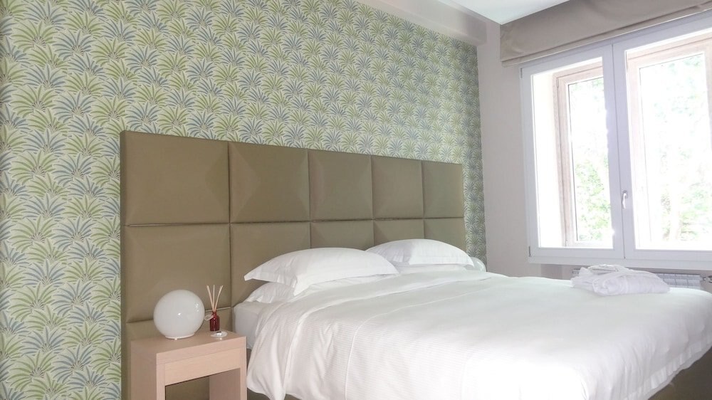 Augustana House Room Type - Superior Double Room, 1 King Bed, River View, Annex Building (check-in Lungotevere Marzio 3)