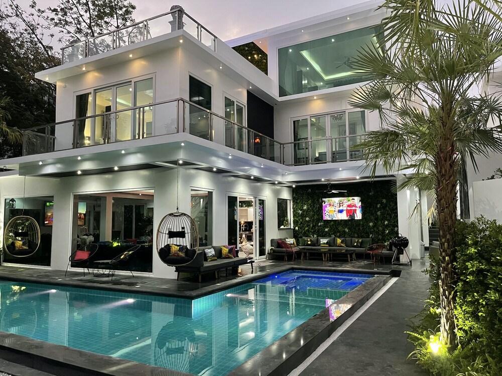 Villas In Pattaya Room Type - Grand Villa, Multiple Bedrooms, Sauna
