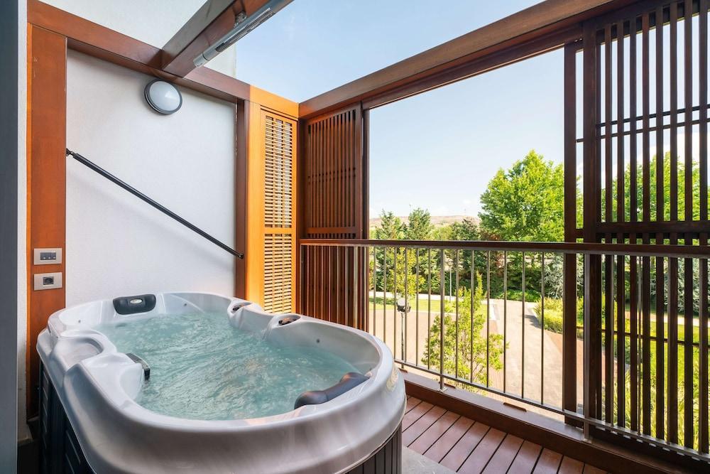 Radisson Blu Hotel & Spa, Istanbul Tuzla Room Type - Loft Suite, Jacuzzi