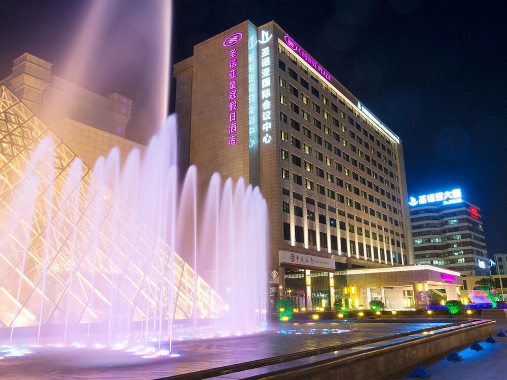 Crowne Plaza Shanghai Noah Square - Tap to explore photos