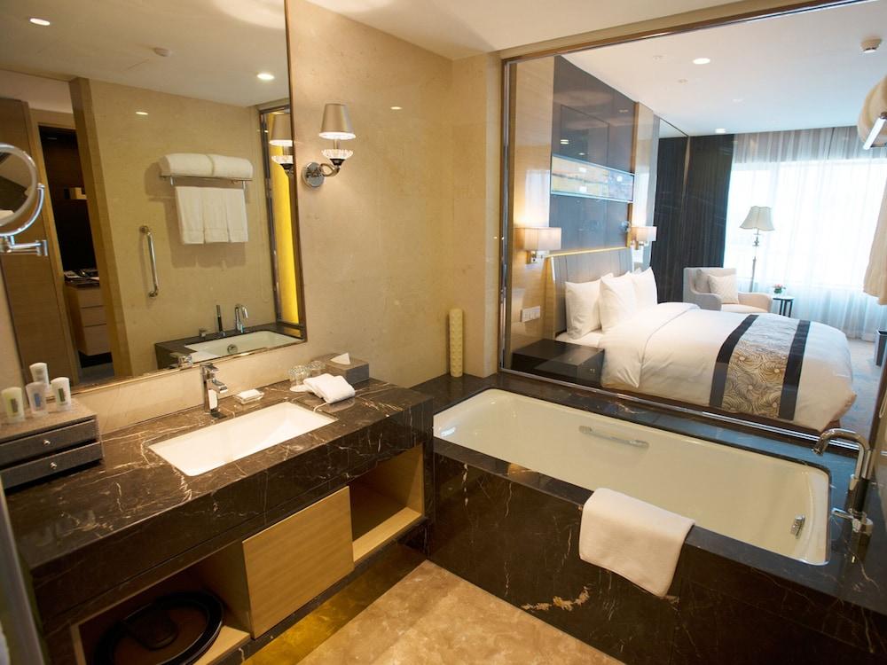 Crowne Plaza Shanghai Noah Square - Tap to explore photos