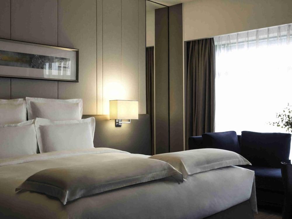 Pullman Shanghai Xuhui Room Type - Superior Suite, 1 King Bed, Club Lounge Access, City View