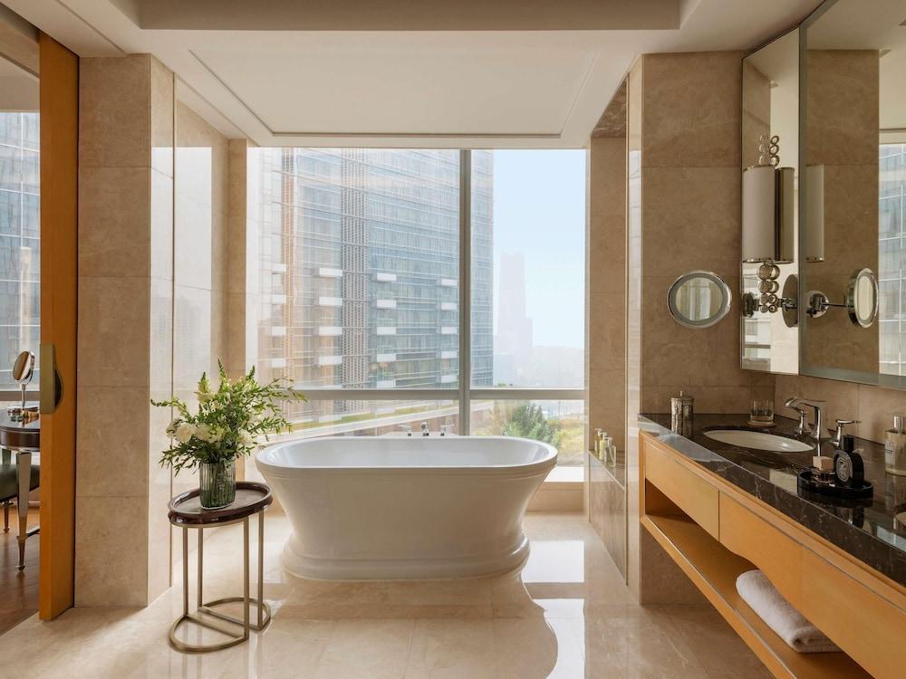 Raffles Jakarta Room Type - Suite, 1 King Bed, Non Smoking, Garden View