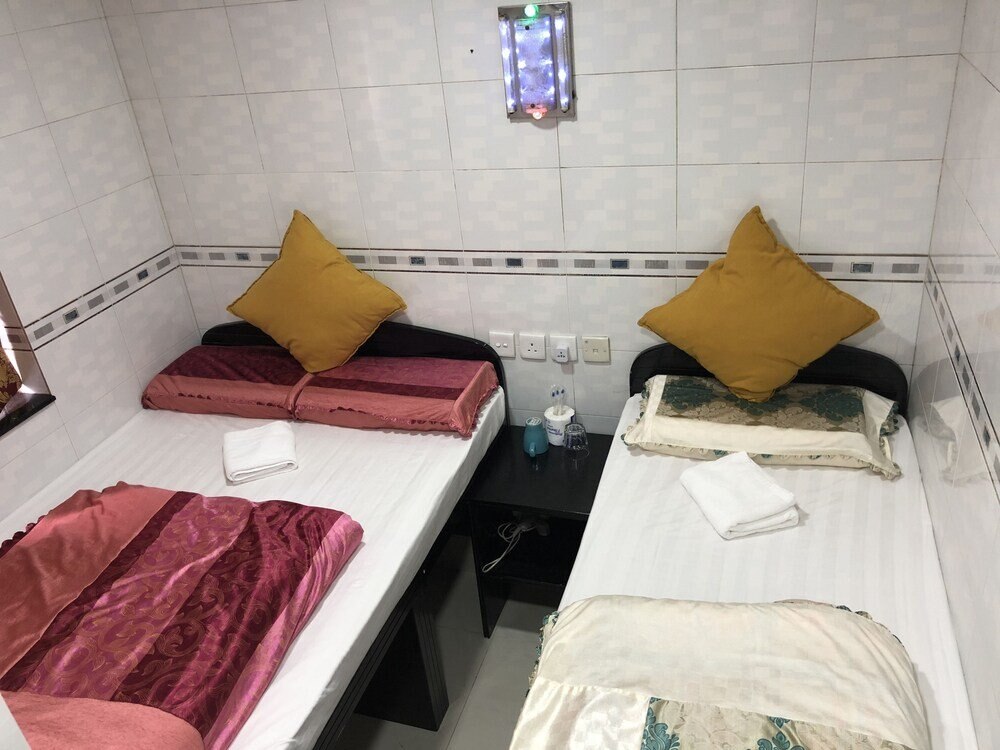 Holland Guest House Room Type - Standard Triple Room(1 double bed, 1 single bed)