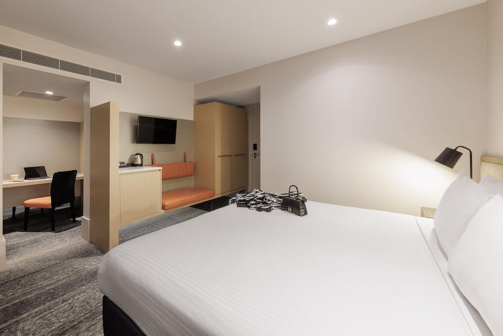 Brady Hotels Central Melbourne - Tap to explore photos