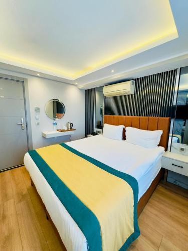 Regency World Hotel Room Type - Deluxe Double Room