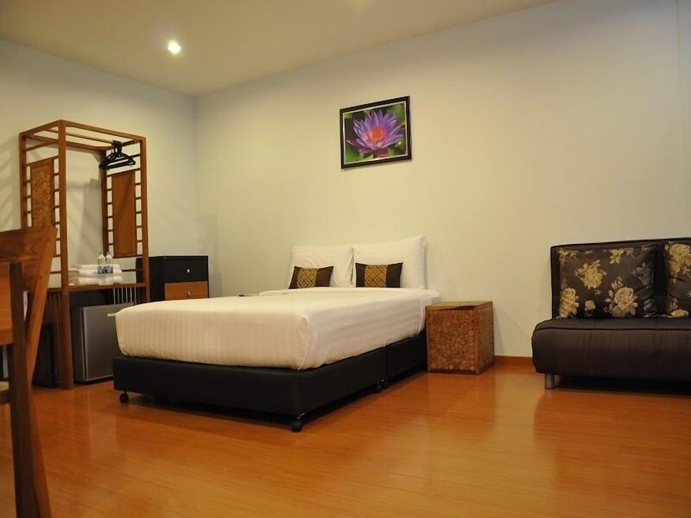 Double DD House @MRT Sutthisarn