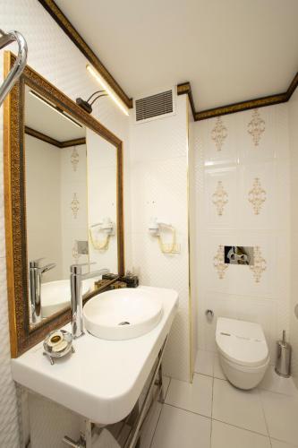 Empire Suite Hotel Room Type - Deluxe Double Room (2 Adults + 1 Child)