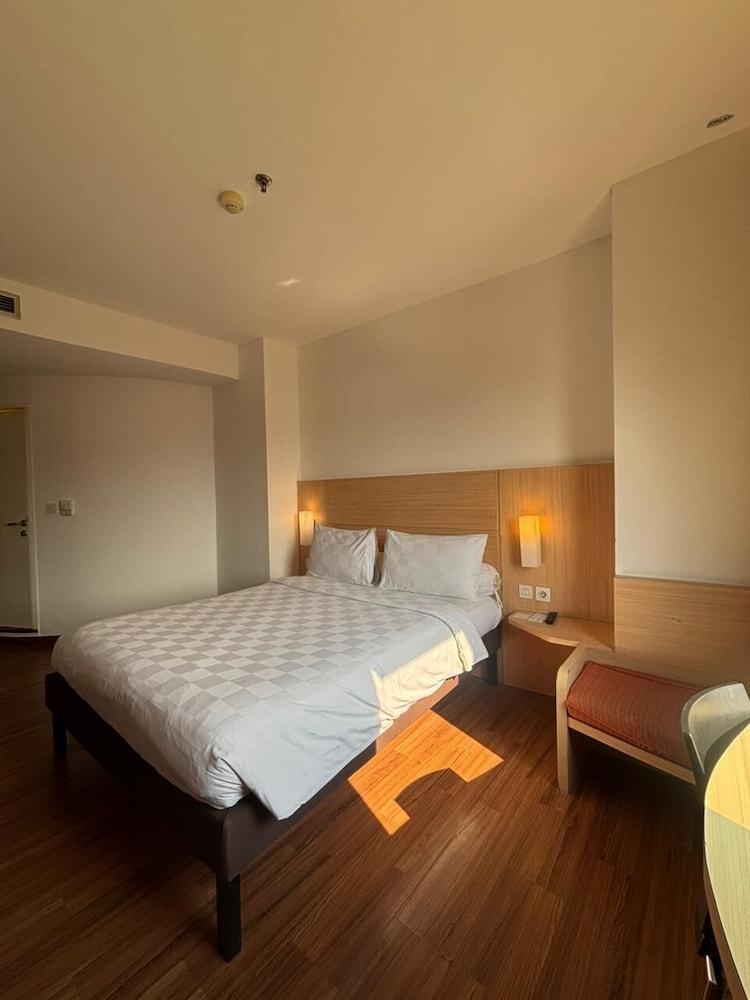 Swiss-Belinn Cawang Room Type - Superior Corner Room