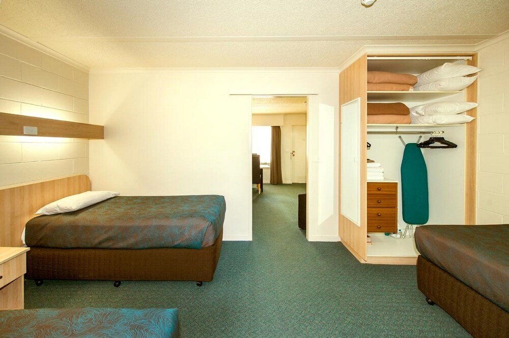 Box Hill Motel - Tap to explore photos