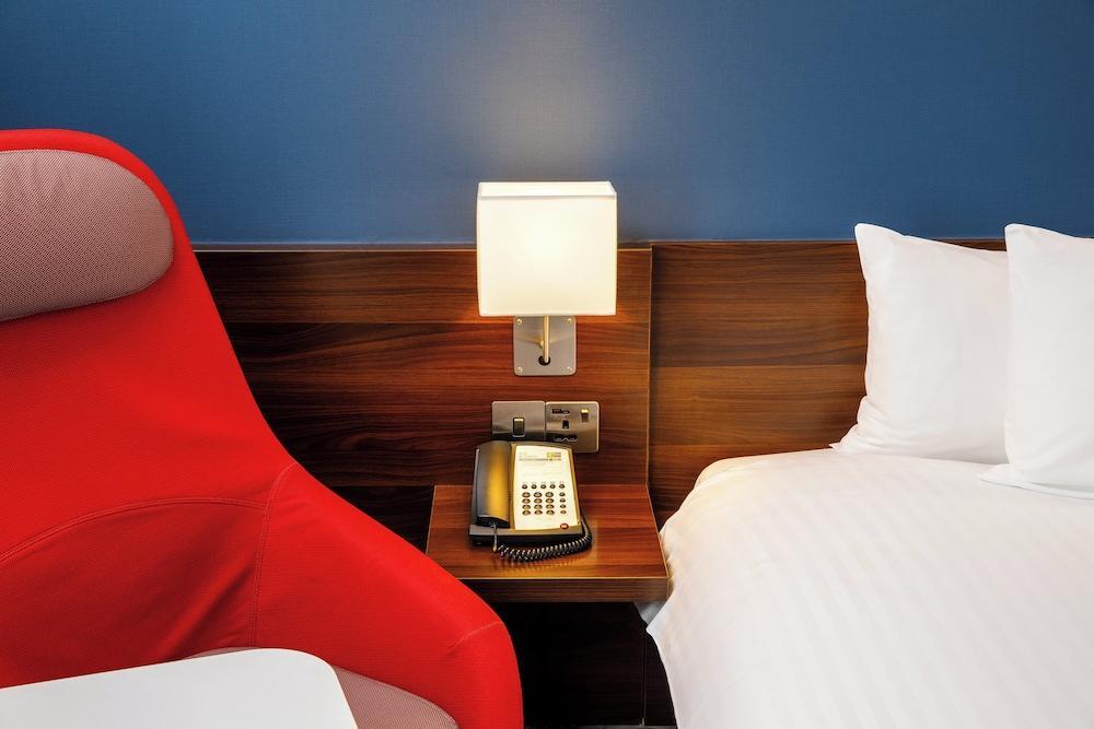 Holiday Inn Express LONDON - EXCEL - Tap to explore photos
