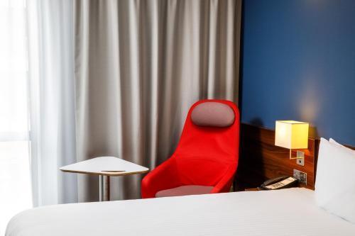 Holiday Inn Express LONDON - EXCEL - Tap to explore photos