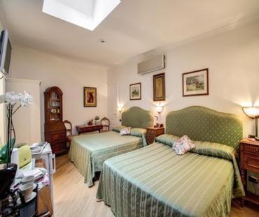 Navona Gallery Suites - Tap to explore photos