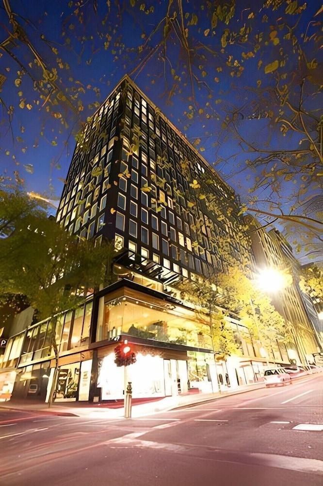 CitiClub Hotel Melbourne - Tap to explore photos