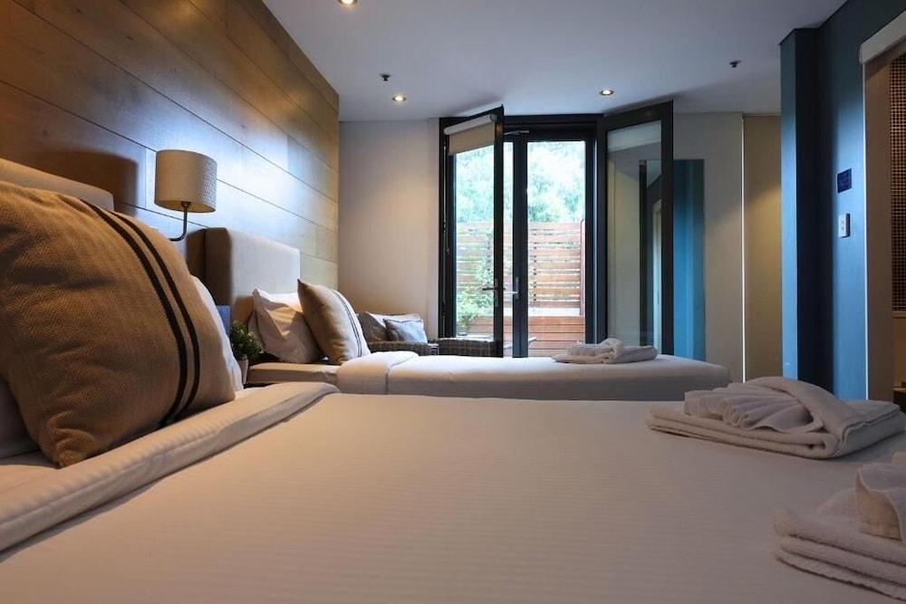 Crown Hotel Surry Hills Room Type - Deluxe Queen and Single (Private Balcony)