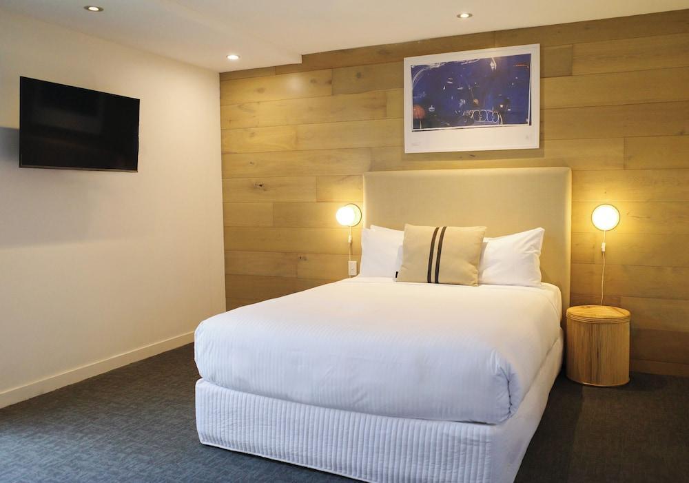 Crown Hotel Surry Hills Room Type - Deluxe Queen (Private Balcony)