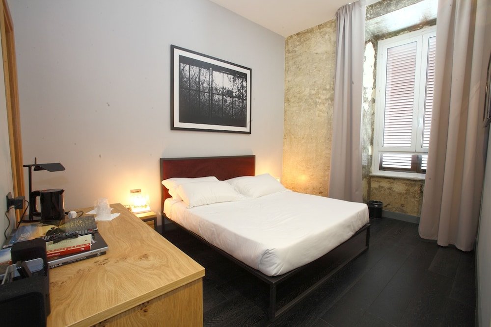 Suite Art Navona Room Type - Deluxe Double Room, 1 Queen Bed (internal view)
