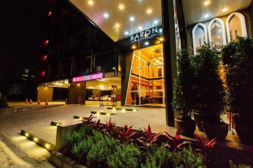 Baron Zotel Bangkok - Tap to explore photos