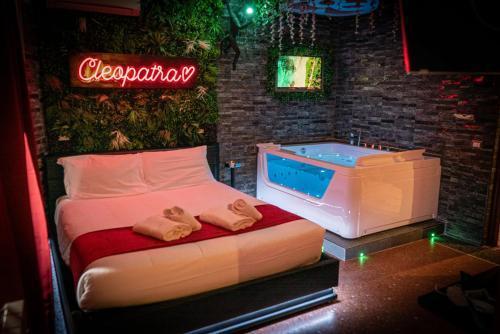 Cleopatra Room Type - Suite with Hot Tub