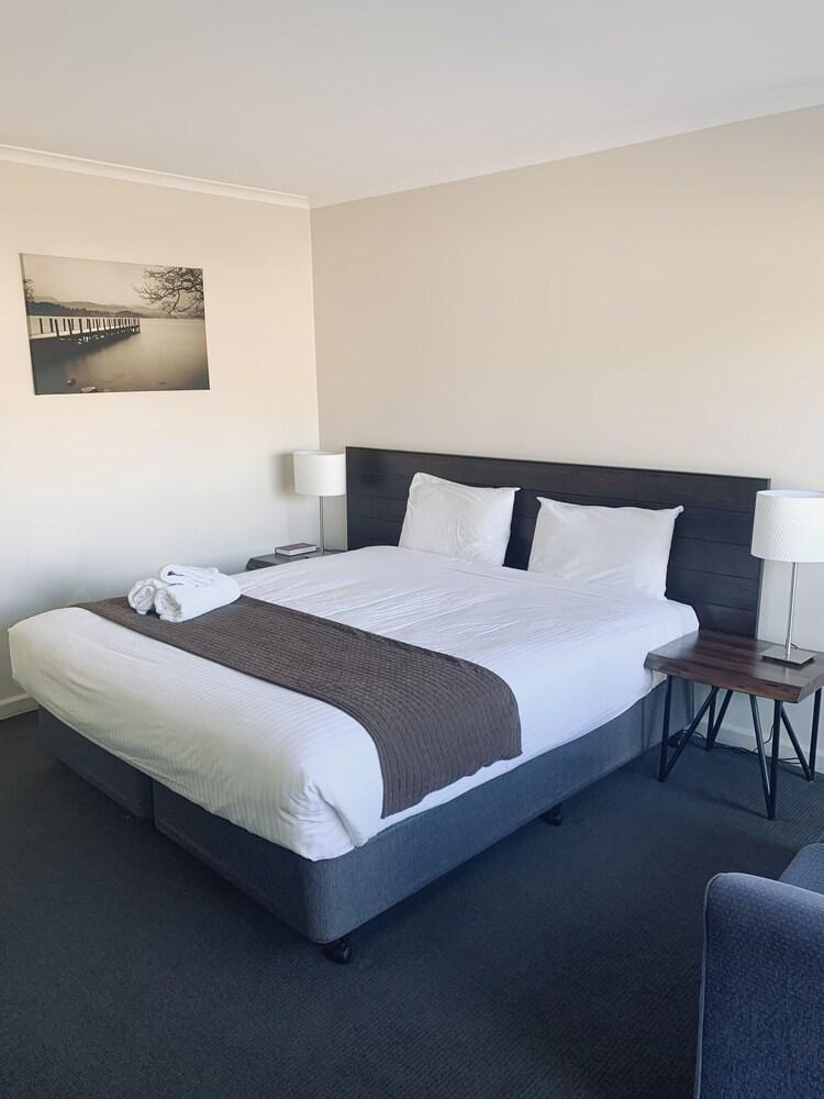 Sunshine Motor Inn Room Type - Deluxe Room, 1 King Bed