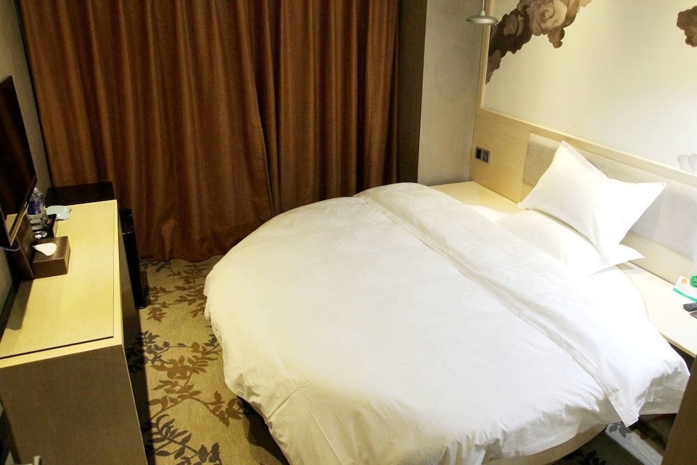 XingHe Business Hotel (Railway Station & Yuexiu Park Branch) - Tap to explore photos