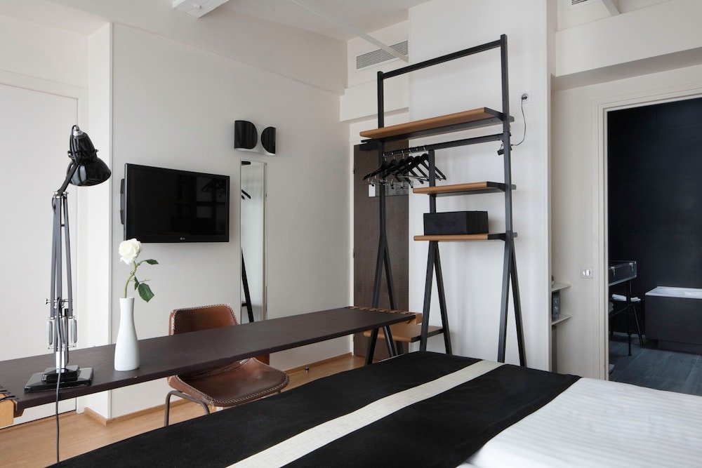 Hôtel Le 123 Sébastopol - Astotel Room Type - Privilege Twin Room with balcony - Soft minibar,courtesy tray, Chromecast, digital press, fitness Hôtel Le 123 Sébastopol - Astotel Room Type - Privilege Twin Room with balcony - Soft minibar,courtesy tray, Chromecast, digital press, fitness